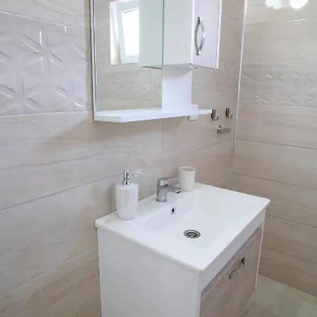 Hedonist Apartment *