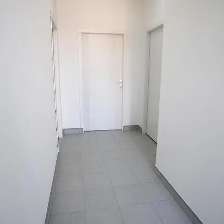 Hedonist Apartment *