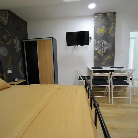 Hedonist Apartment *